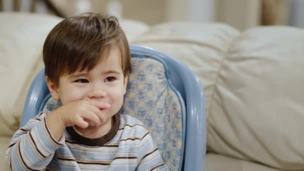 Два Года Ребенок Царапает Зубы Рукой Мальчик Режет Молочные Зубы — стоковое видео