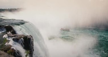 Meşhur Niagara Şelalesi. Yavaş çekim 120 fps 4k video.