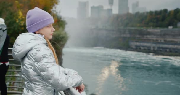 Egy Éves Lány Áll Niagara Vízesésnél Csodálja Gyönyörű Kilátást Utazás — Stock videók