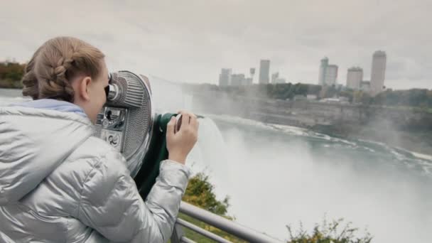 Girl Looks Stationary Binoculars Beautiful Landscape Niagara Falls Famous Landmark — Stock Video
