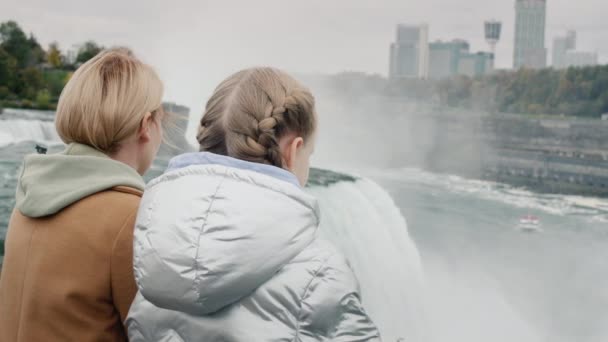 Kvinna Med Ett Barn Tillsammans Beundrar Det Hisnande Spektaklet Niagarafallen — Stockvideo