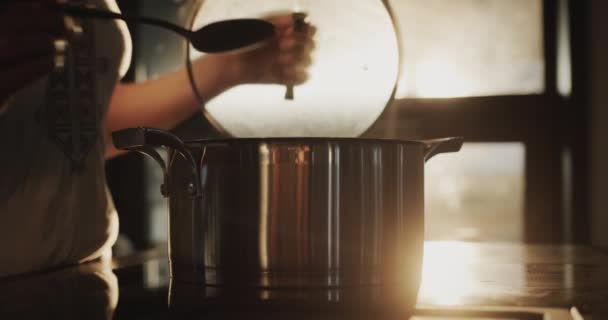 Una Donna Cucina Zuppa Fornello Induzione Muove Con Cucchiaio Sole — Video Stock