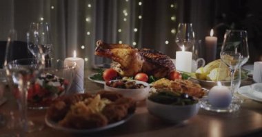 Bayram masasında kızarmış hindi. Noel ve Şükran Günü için geleneksel bir yemek..
