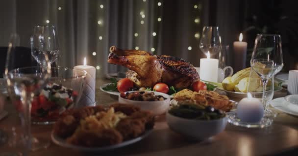 Bayram Masasında Kızarmış Hindi Noel Şükran Günü Için Geleneksel Bir — Stok video