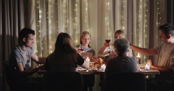 Aile Şenlik Masasında Kadeh Tokuşturalım — Stok video