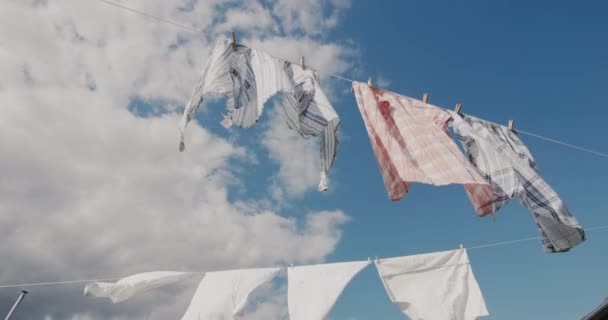 Dua Tali Dengan Pakaian Mengering Terhadap Langit Biru — Stok Video