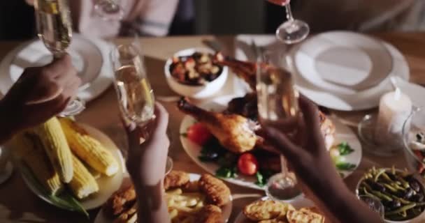 Een Groep Mensen Plakt Glazen Champagne Een Feestelijke Tafel Waar — Stockvideo