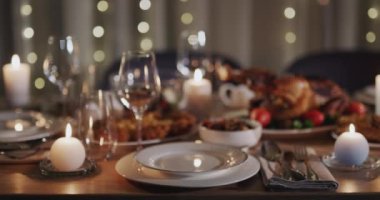 Bayram masasında kızarmış hindi. Noel ve Şükran Günü için geleneksel bir yemek..