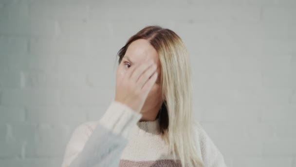 Middelbare Vrouw Kijkt Naar Haar Haar Spiegel — Stockvideo