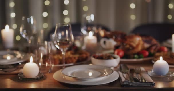 Ψητή Γαλοπούλα Στο Γιορτινό Τραπέζι Ένα Παραδοσιακό Πιάτο Για Χριστούγεννα — Αρχείο Βίντεο