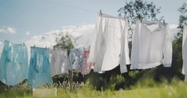 Evin arka bahçesinde yıkandıktan sonra ıslak çamaşırlar.