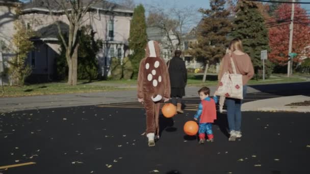 Uma Família Com Filhos Caminha Longo Rua Uma Típica Cidade — Vídeo de Stock