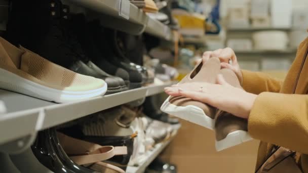 Uma Mulher Meia Idade Escolhe Sapatos Quentes Loja — Vídeo de Stock