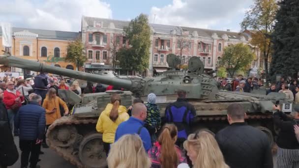 전시중에 러시아 침략자들의 장갑차를 파괴하다 — 비디오