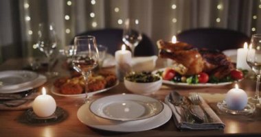 Şükran Günü 'nde masanın ortasında hindi var..