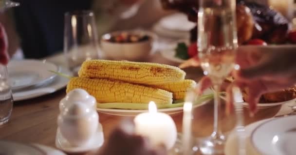 Keluarga Merayakan Tahun Baru Meja Pesta Mendentingkan Gelas Dan Memegang — Stok Video