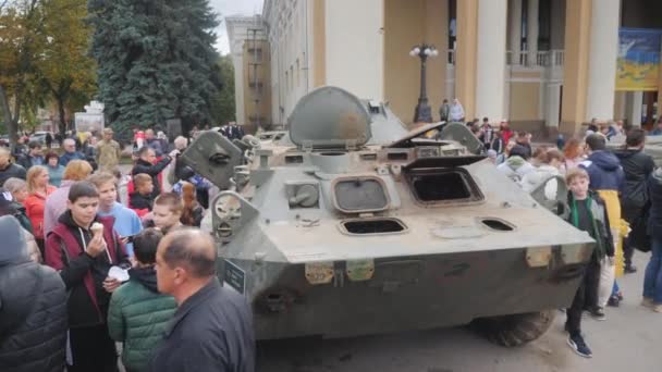 Zničená Obrněná Vozidla Ruských Vetřelců Výstavě — Stock video