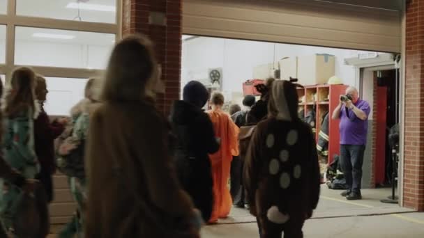 Gente Costume Halloween All Edificio Della Stazione Dei Pompieri Parteciperà — Video Stock