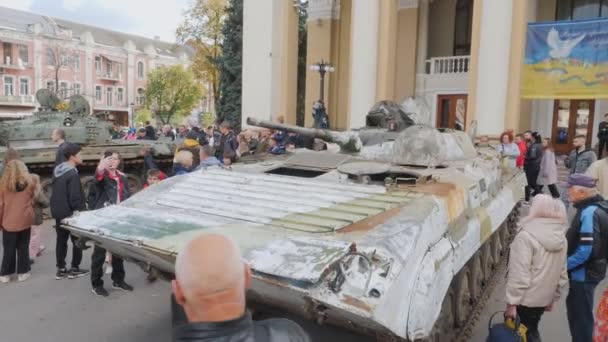 Veículos Blindados Destruídos Dos Invasores Russos Exposição — Vídeo de Stock