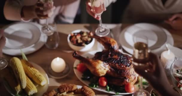 Familie Clink Glazen Met Mousserende Wijn Feestelijke Tafel — Stockvideo