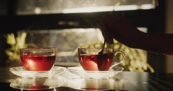 Γυναίκα Ετοιμάζει Πρωινό Τσάι Συνθλίβει Ζάχαρη Ένα Γυάλινο Κύπελλο — Αρχείο Βίντεο