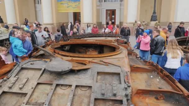 Menghancurkan Kendaraan Lapis Baja Dari Rusia Penjajah Pameran — Stok Video