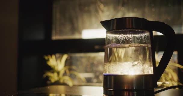 Вода Кипить Електричному Чайнику Сонце Вікна Освітлює Його — стокове відео