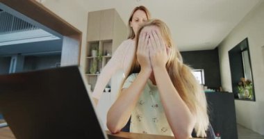 Anne kızlarının uzun saçlarını çözer. Saçları çok karışık ve taraması zor..