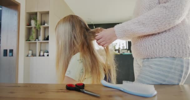 Mama Rozplątuje Swoje Córki Długimi Włosami Włosy Bardzo Splątane Trudne — Wideo stockowe