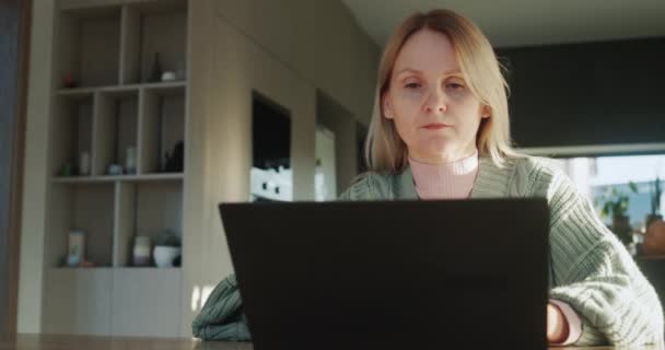 Kobieta Średnim Wieku Pracuje Domu Używa Laptopa Praca Zdalna Domu — Wideo stockowe