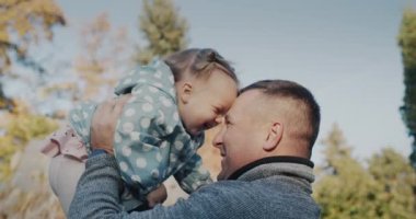 Mutlu baba parkta küçük kızıyla oynuyor, birlikte iyi vakit geçirin..