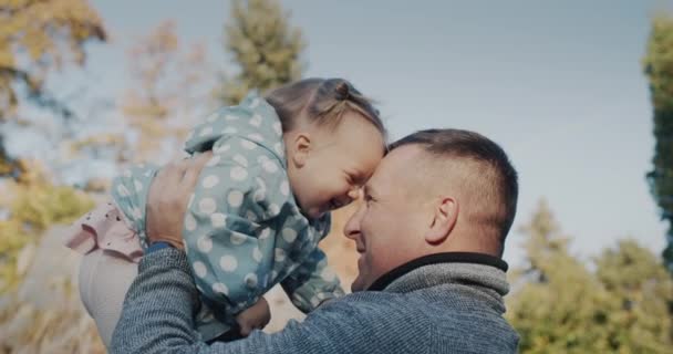 Ayah Yang Bahagia Bermain Dengan Putri Kecilnya Taman Bersenang Senanglah — Stok Video