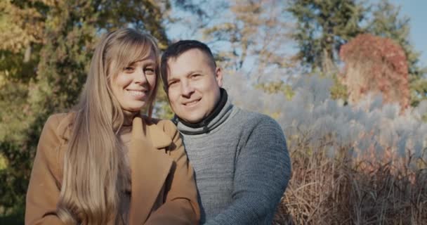 Porträtt Ett Ungt Vackert Par Som Ler Och Tittar Kameran — Stockvideo