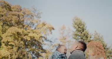 Mutlu orta yaşlı baba küçük kızıyla oynuyor. Onu başının üstünde büyüt, birlikte iyi vakit geçirin..