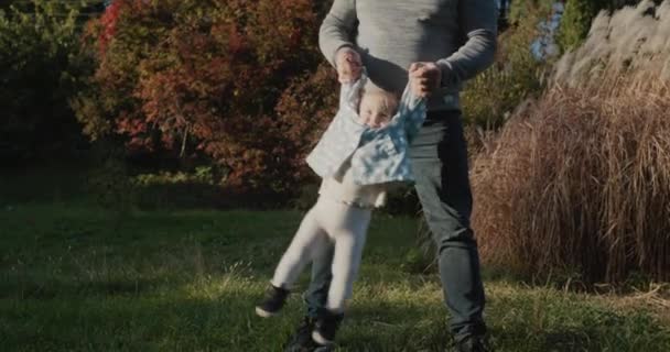 Vater Spielt Mit Seiner Kleinen Tochter Park Schaukelt Sie Von — Stockvideo