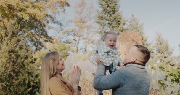 Fröhliches Elternpaar Das Mit Seiner Kleinen Tochter Park Spielt Lachen — Stockvideo