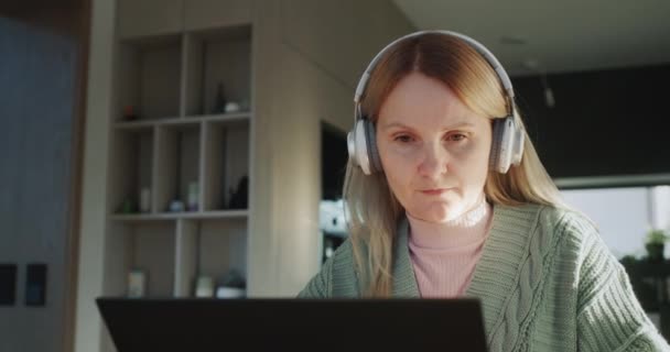 Una Mujer Con Auriculares Usa Portátil Trabajo Desde Concepto Del — Vídeo de stock