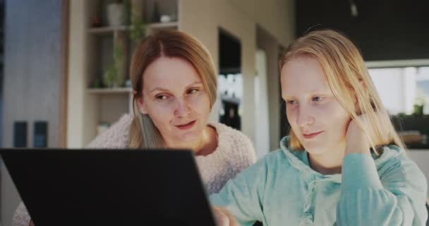 母と娘は一緒にノートパソコンを使う 家庭教育の概念 — ストック動画