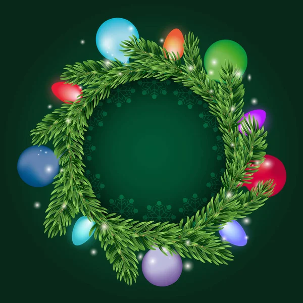 Çam dallarından yapılmış Noel çelengi, balonlarla ve çelenklerle süslenmiş.
