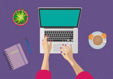 Bir kadın bilgisayar ekranının arkasında çalışıyor. Masaüstü, monitör, klavye, dizüstü bilgisayar, not defteri, kalem, çiçek, eller, kahve