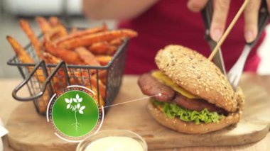 Lokantanın dışında Animasyon 2 ile Lezzetli Burger yiyen Genç Kadın