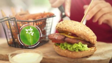 Lokantanın dışında Animasyon 1 ile Lezzetli Burger yiyen Genç Kadın