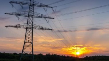Güç Hattının Güzel Günbatımlı Zaman Çizelgesi Uzaklaş