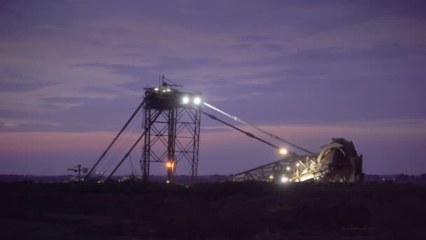 夜11時に巨大な石炭採掘パドルホイール — ストック動画