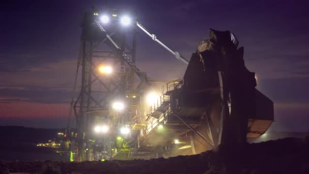 Riesiges Schaufelrad Für Den Kohlebergbau Der Nacht — Stockvideo