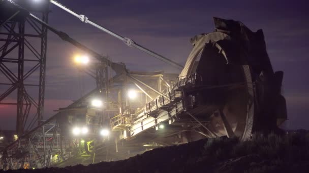 Obří Uhelné Těžební Kolo Noci — Stock video