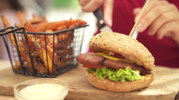 Ung Kvinna Äter Välsmakande Burger Utanför Restaurang — Stockvideo
