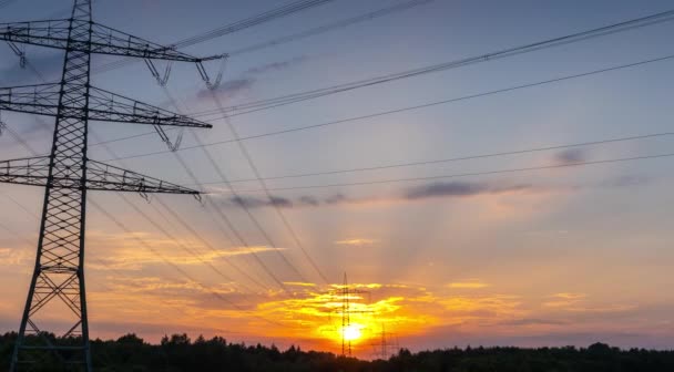 Línea Energía Timelapse Con Hermosa Puesta Del Sol Pan Izquierda — Vídeo de stock