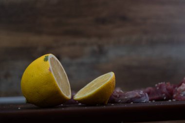   Yarım kesilmiş limon