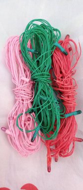 Kırmızı, pembe, yeşil Diwali ve Noel için çok renkli ışıklar. 